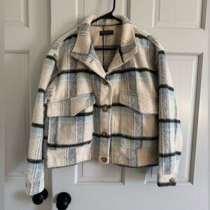 Bagatelle Cream & Blue Plaid Shacket – Medium – Cozy Utility Jacket